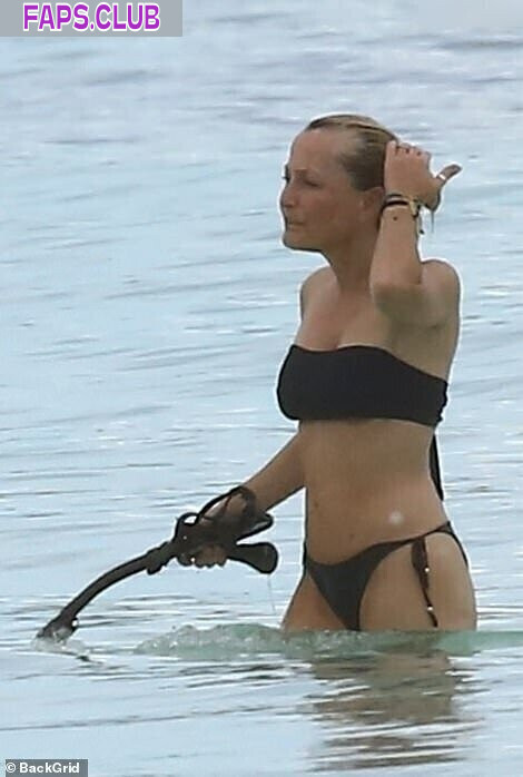 Gillian Anderson photo #396 - Faps